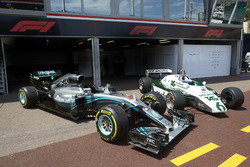 La Mercedes F1 W07 Hybrid du champion du monde 2016 Nico Rosberg aux côtés de la Williams FW08 pilotée par son père, champion du monde 1982, Keke Rosberg