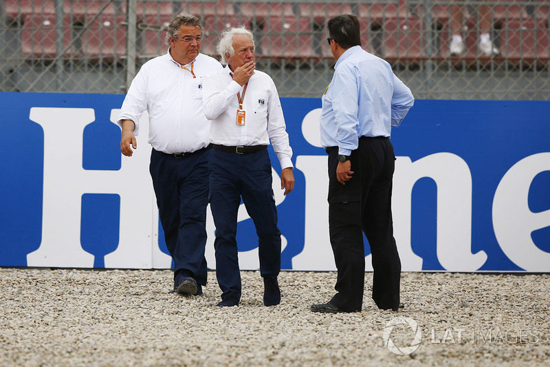 Charlie Whiting, directeur de course de la FIA, inspecte les barrières endommagées après l'accident de Brendon Hartley, Toro Rosso STR13