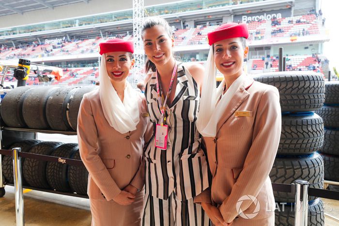 Las azafatas de Emirates posan con Miss Universo