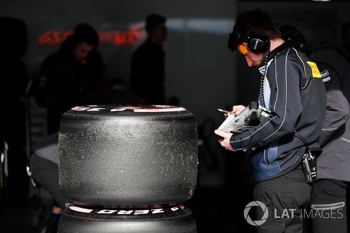 Llantas Pirelli y un técnico trabajando