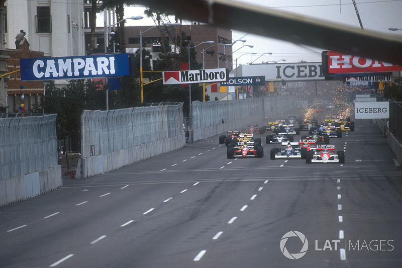 Départ : Gerhard Berger, Mclaren MP4/5B Honda leads Jean Alesi, Tyrrell 018 Ford, Andrea de Cesaris, Dallara 190 Ford, Ayrton Senna, Mclaren MP4/5B Honda et Pierluigi Martini, Minardi M189 Ford