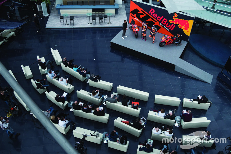 Pol Espargaro, Red Bull KTM Factory Racing, Bradley Smith, Red Bull KTM Factory Racing met Alex Hofmann