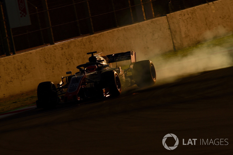 Kevin Magnussen, Haas F1 Team VF-18 bloque une roue