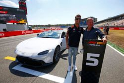 Daniel Ricciardo, Red Bull Racing, y Martin Brundle posan con un Pirelli Hot laps Aston Martin DB11