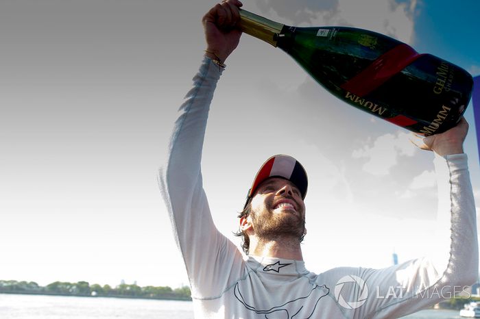 Jean-Eric Vergne, Techeetah, celebra con su equipo