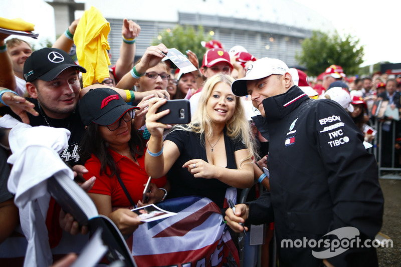 Valtteri Bottas, Mercedes AMG F1, meets some fans