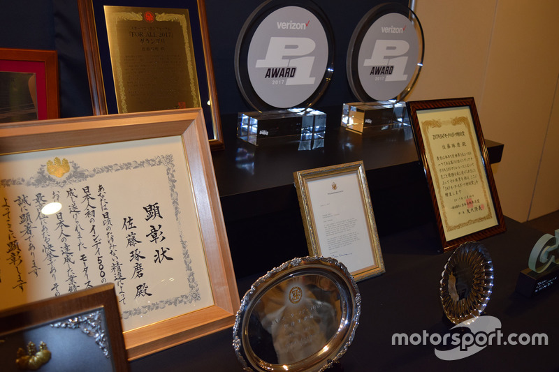 佐藤琢磨がインディ500優勝を受けて受賞した盾など
