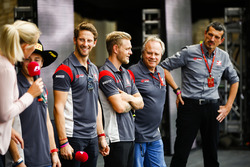 Гонщики Haas F1 Team Ромен Грожан и Кевин Магнуссен, владелец команды Джин Хаас, руководитель команд