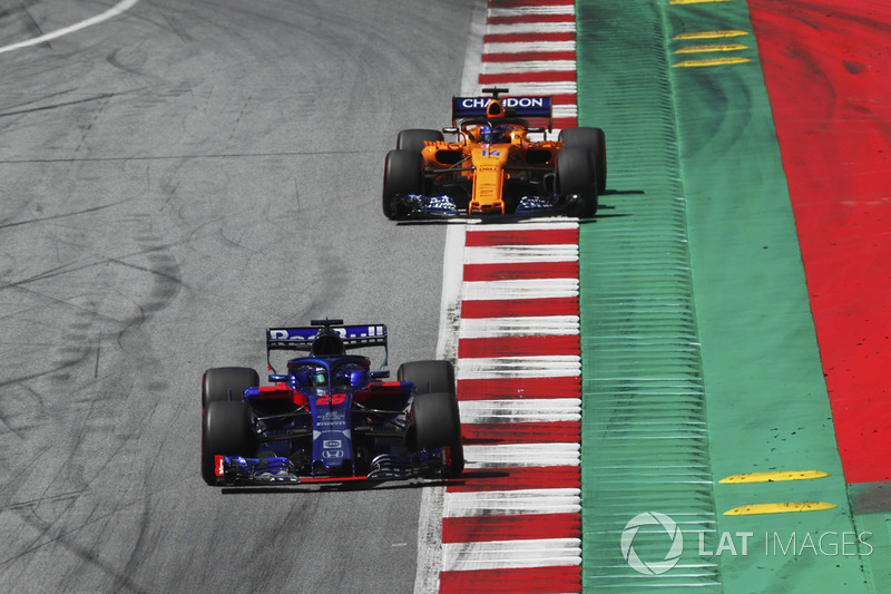 Brendon Hartley, Toro Rosso STR13, Fernando Alonso, McLaren MCL33, to the grid