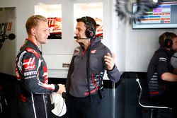 Kevin Magnussen, Haas F1 Team, habla con su ingeniero