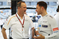 Jonathan Neale, directeur général McLaren, avec Stoffel Vandoorne, McLaren