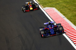 Pierre Gasly, Toro Rosso STR13, leads Daniel Ricciardo, Red Bull Racing RB14
