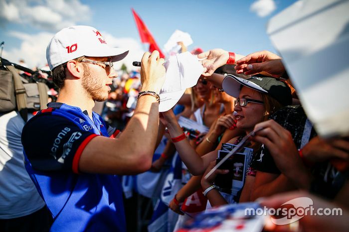 Pierre Gasly, Toro Rosso STR13  con fans