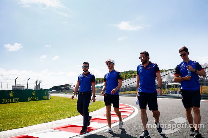 Pierre Gasly, Toro Rosso, camina la pista con su equipo