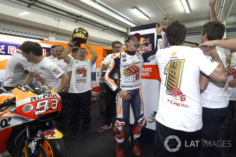 Le Champion du monde Marc Marquez, Repsol Honda Team, fête son titre avec son équipe