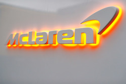 McLaren-logo met oranje verlichting