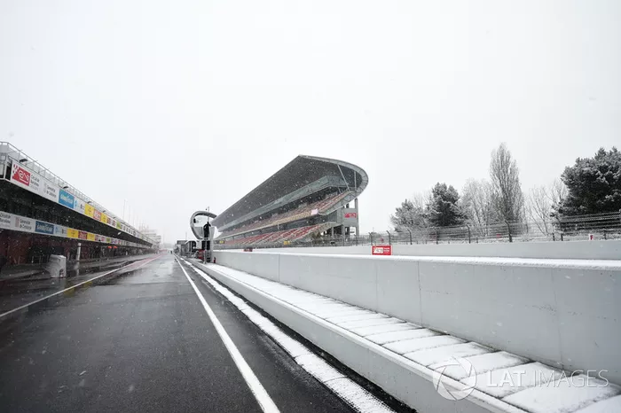 Le neige retarde le troisième jour des essais
