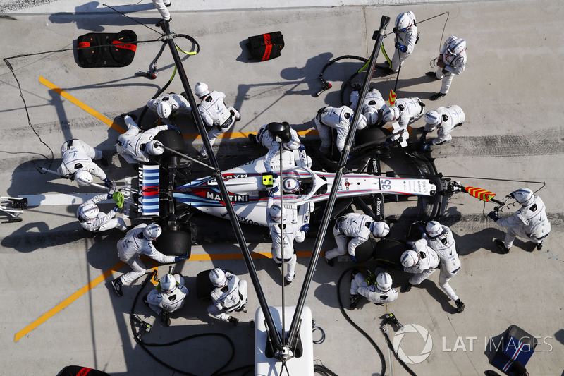 Sergey Sirotkin, Williams FW41 Mercedes, effettua un pit stop