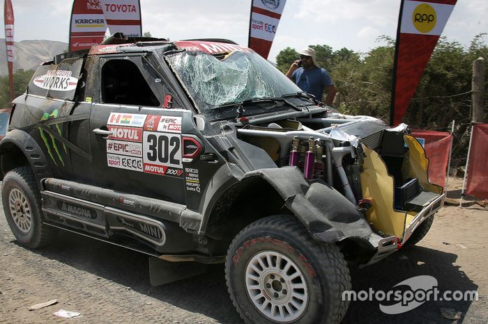 #302 X-Raid Team MINI: Nani Roma, Alex Haro finishes the stage with damage