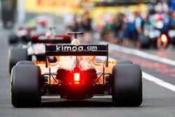 Fernando Alonso, McLaren MCL33, dans la voie des stands