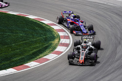 Kevin Magnussen, Haas F1 Team VF-18, devant Pierre Gasly, Toro Rosso STR13