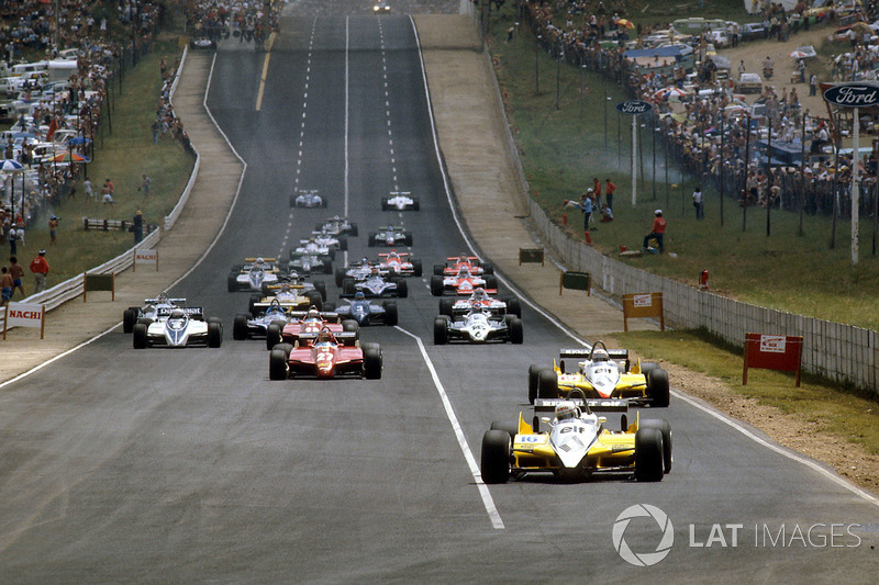 Départ : René Arnoux, Renault RE30B et Alain Prost, Renault RE30B mènent la course.