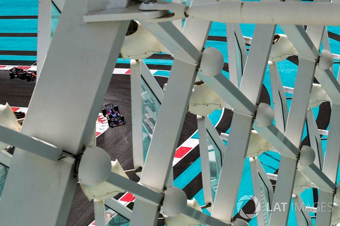 Brendon Hartley, Scuderia Toro Rosso STR12 y Fernando Alonso, McLaren MCL32