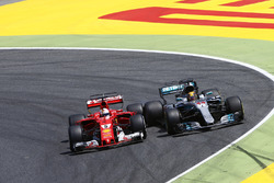 Sebastian Vettel, Ferrari SF70H, en lutte avec Lewis Hamilton, Mercedes AMG F1 W08