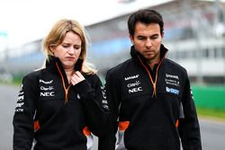 Sergio Pérez, Sahara Force India F1,  Bernadette Collins, Sahara Force India F1 Team Performance y ingeniero de estrategia caminan por el circuito