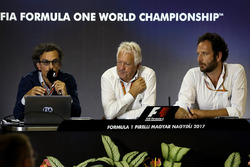 Laurent Mekies, directeur de la sécurité de la FIA, Charlie Whiting, délégué de la FIA et Matteo Bonciani, délégué médias de la FIA lors de la conférence de presse sur le Halo