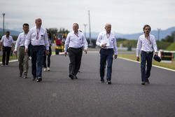 Laurent Mekies, FIA Güvenlik Direktörü ve Charlie Whiting, FIA Delegesi, pist yürüyüşünde