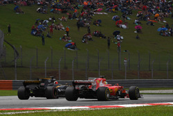 Sebastian Vettel, Ferrari SF70H ve Nico Hulkenberg, Renault Sport F1 Team RS17