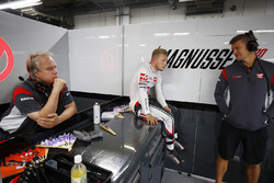 Основатель и владелец команды Haas F1 Джин Хаас и гонщик Кевин Магнуссен
