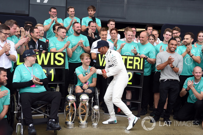 Ganador de la carrera Lewis Hamilton, Mercedes AMG F1 celebra con su hermano Nick Hamilton, Valtteri