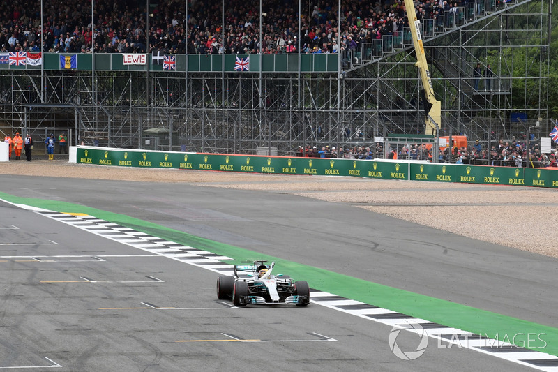 Ganador de la pole Lewis Hamilton, Mercedes-Benz F1 W08 celebra