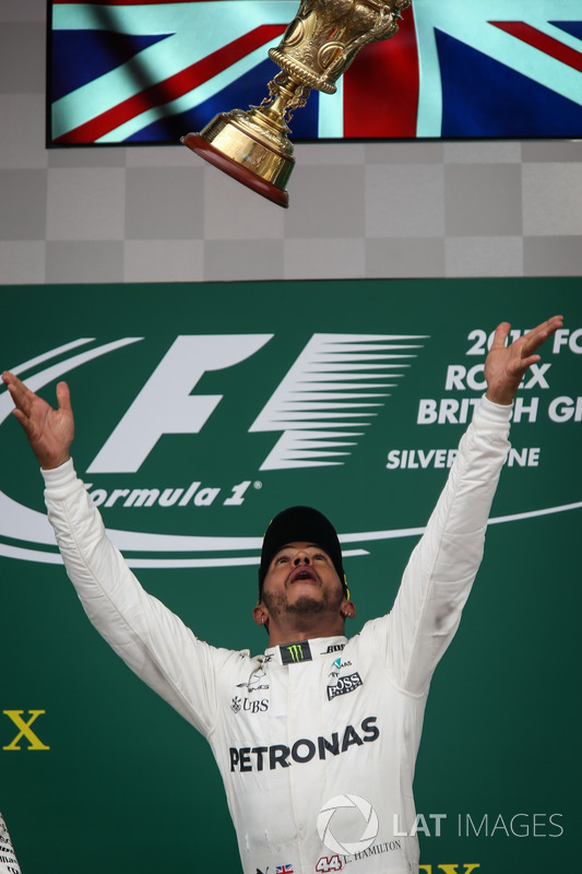 Il vincitore della gara Lewis Hamilton, Mercedes AMG F1 festeggia sul podio