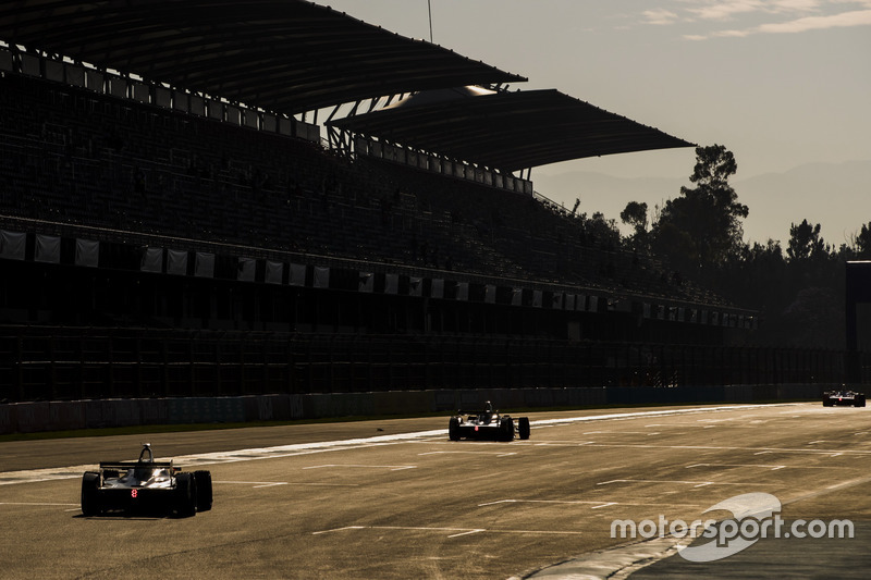 1. Coches en la pista en la puesta de sol