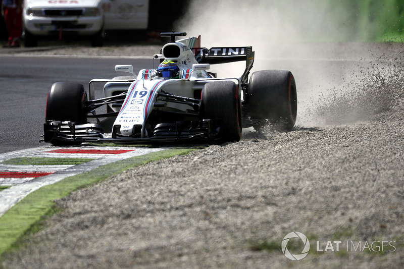 Felipe Massa, Williams FW40 runs wide into the gravel
