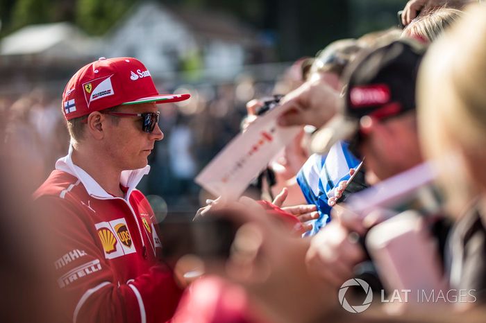 Kimi Raikkonen, Ferrari firma autógrafos a los fans