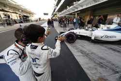 Felipinho Massa salue son père Felipe Massa, Williams FW38, qui va sur la grille