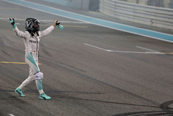 2. Nico Rosberg, Mercedes AMG F1 feiert seine WM-Titel nach dem Rennen