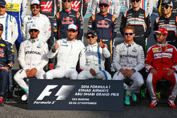 Jenson Button, McLaren avec Felipe Massa, Williams lors de la photo de fin d'année
