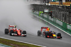 Max Verstappen, Red Bull Racing RB12; Kimi Räikkönen, Ferrari SF16-H
