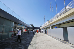 De nouveaux bâtiments dans le paddock