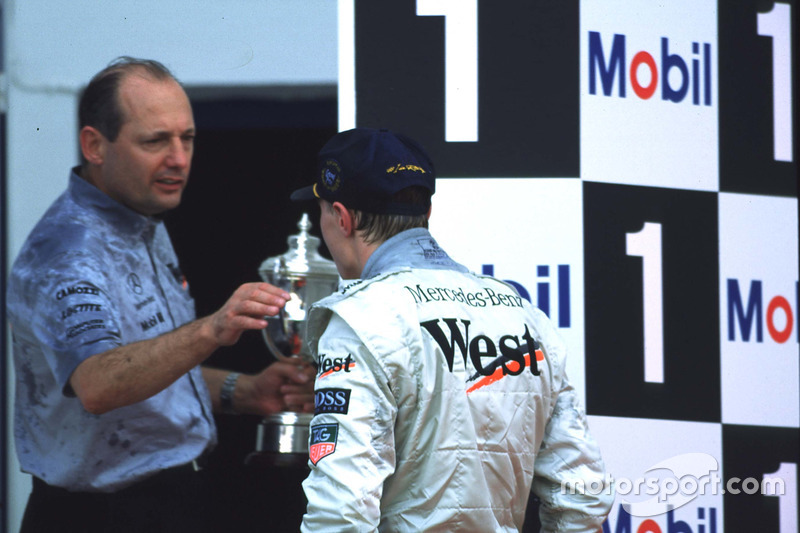 Mika Hakkinen et Ron Dennis fêtent la première victoire du Finlandais