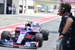 Керівник Red Bull Racing Крістіан Хорнер, Карлос Сайнс-мол., Scuderia Toro Rosso STR12