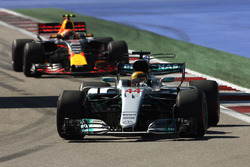 Lewis Hamilton, Mercedes AMG F1 W08, Max Verstappen, Red Bull Racing RB13