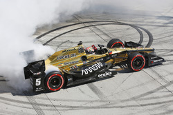 Race winner James Hinchcliffe, Schmidt Peterson Motorsports Honda