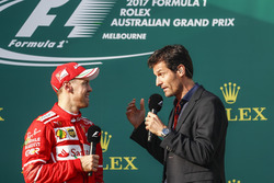 Sebastian Vettel, Ferrari, entrevistado por Mark Webber en el podium
