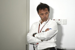 Loris Capirossi écoute les réactions des pilotes